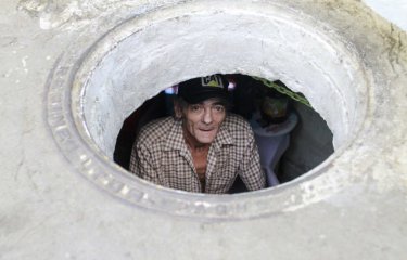 Муж и жена живут в канализации 22 года и менять место жительства не собираются(13 фото + 1 видео) Муж и жена живут в канализации 22 года и менять место жительства не собираются(13 фото + 1 видео)