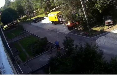 Рабочие успели поймать двухлетнего ребёнка, вывалившегося из окна четвертого этажа(1 фото + 2 видео) Рабочие успели поймать двухлетнего ребёнка, вывалившегося из окна четвертого этажа(1 фото + 2 видео)
