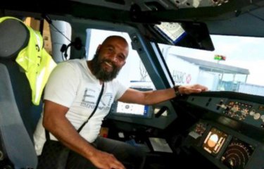 Авиадебошир захотел изменить курс, а нарвался на боксерский кулак(2 фото) Авиадебошир захотел изменить курс, а нарвался на боксерский кулак(2 фото)