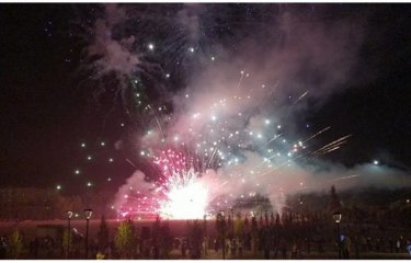 Салют ко Дню города в Москве превратился в бомбардировку Южного Бутова(2 фото + 2 видео) Салют ко Дню города в Москве превратился в бомбардировку Южного Бутова(2 фото + 2 видео)