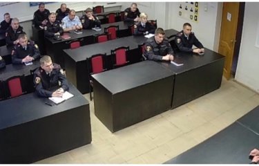 Офицер Росгвардии устроил разбор полетов подчиненным в Череповце(1 фото + 1 видео) Офицер Росгвардии устроил разбор полетов подчиненным в Череповце(1 фото + 1 видео)