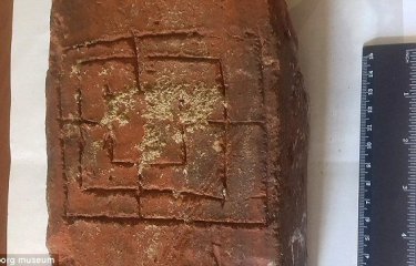 В Выборгском замке раскопали средневековую настольную игру(6 фото) В Выборгском замке раскопали средневековую настольную игру(6 фото)