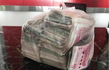 Уборщица вернула владельцу полный пакет денег(5 фото) Уборщица вернула владельцу полный пакет денег(5 фото)