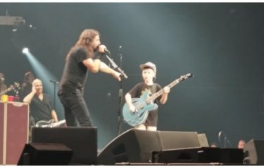 10-летний мальчик сыграл хит Metallica на концерте Foo Fighters(1 фото + 1 видео) 10-летний мальчик сыграл хит Metallica на концерте Foo Fighters(1 фото + 1 видео)