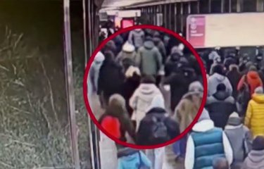 Женщина распылила перцовый баллончик в пассажира, случайно задевшего её в метро (1 фото + 1 видео) Женщина распылила перцовый баллончик в пассажира, случайно задевшего её в метро (1 фото + 1 видео)