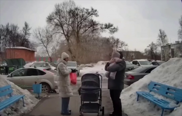 В Кемерово глыба льда чуть не убила отца с маленькой дочерью у подъезда (1 фото + 1 видео) В Кемерово глыба льда чуть не убила отца с маленькой дочерью у подъезда (1 фото + 1 видео)