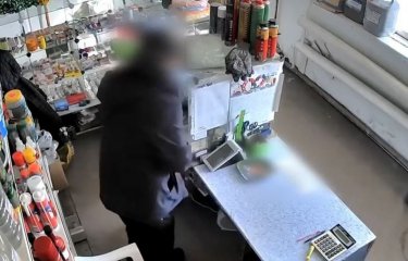 В Башкирии сотрудницы автомойки «отвоевали» у грабителя похищенные деньги (1 фото + 1 видео) В Башкирии сотрудницы автомойки «отвоевали» у грабителя похищенные деньги (1 фото + 1 видео)