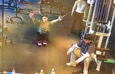 Странные действия мужчин в китайском спортзале (1 фото + 1 видео) Странные действия мужчин в китайском спортзале (1 фото + 1 видео)