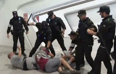 Активисты заблокировали выход в аэропорту — полиция с дубинками быстро навела порядок (1 фото + 1 видео) Активисты заблокировали выход в аэропорту — полиция с дубинками быстро навела порядок (1 фото + 1 видео)