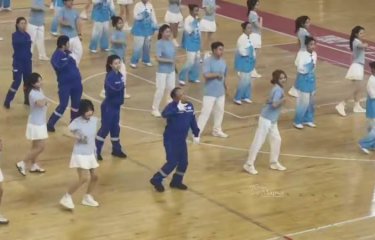 Рабочий из Китая удивил публику своим танцевальным номером (1 фото + 1 видео) Рабочий из Китая удивил публику своим танцевальным номером (1 фото + 1 видео)