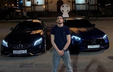 В Краснодаре мужчины на Mercedes-Benz сняли провокационный ролик на паперти храма (1 фото + 2 видео) В Краснодаре мужчины на Mercedes-Benz сняли провокационный ролик на паперти храма (1 фото + 2 видео)