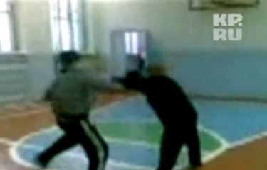 Школьники избили учителя (видео) Школьники избили учителя (видео)