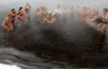 Влюбленные справили свадьбу в водах Енисея при -30 градусах (4 фото) Влюбленные справили свадьбу в водах Енисея при -30 градусах (4 фото)