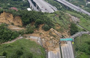 Оползень засыпал эстакаду в Тайване (5 фото) Оползень засыпал эстакаду в Тайване (5 фото)