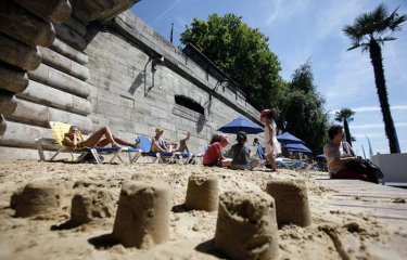 В Париже появляются искусственные пляжи (11 фото) В Париже появляются искусственные пляжи (11 фото)