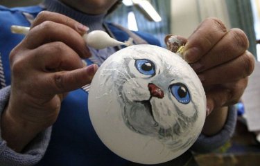 Как делаются ёлочные игрушки... (8 фото) Как делаются ёлочные игрушки... (8 фото)